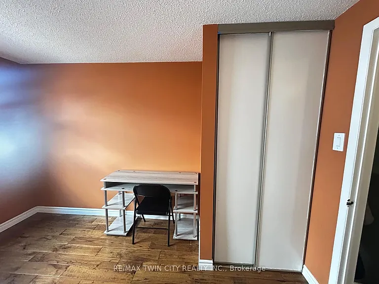 254 Camille Cres — Photo 10