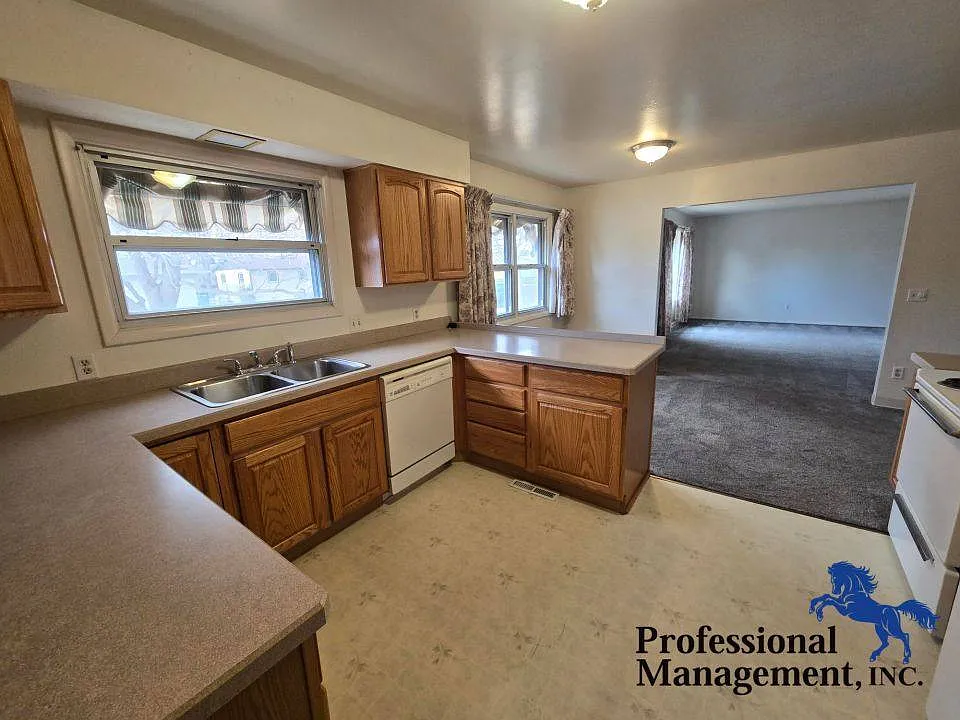 33 N Crestwood Dr in Billings, MT 59102 — Photo 3