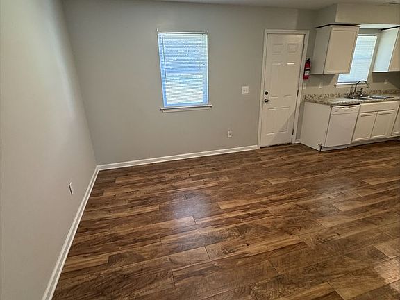 4th image of 219 Edwina Ct