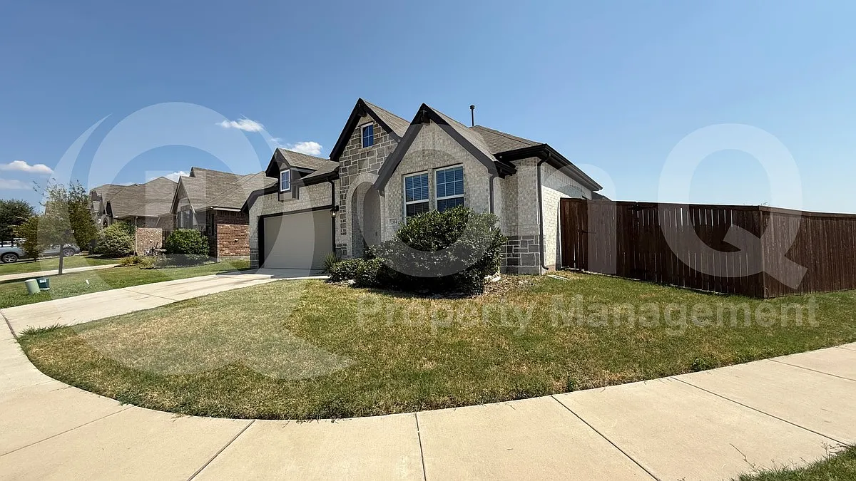 5 bed, 3.0 bath, 2419 sqft, $3,095 — Photo 2