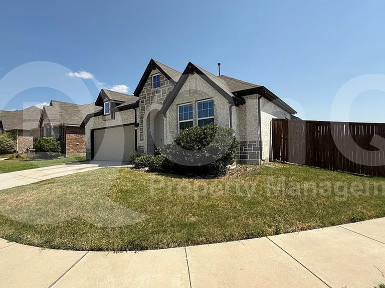 204 Rosewood Dr — Photo 2