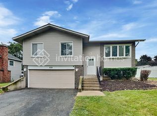 8124 Leawood Ln, Woodridge, IL 60517
