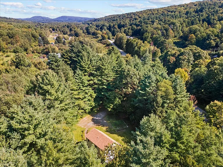 1672 Sweet Hollow Rd — Photo 33
