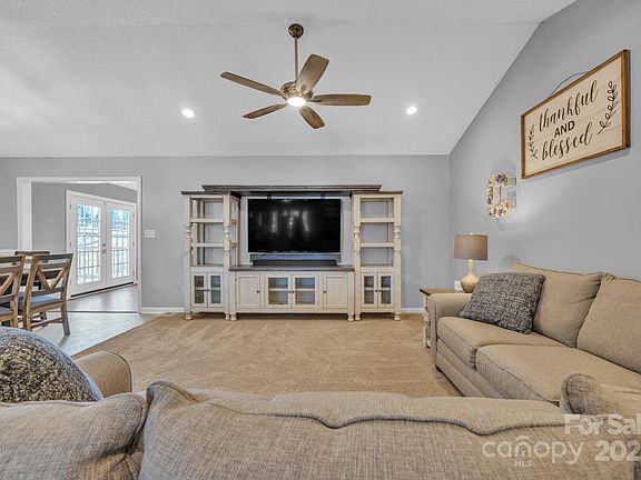 3rd image of 1584 Beverly Ln
