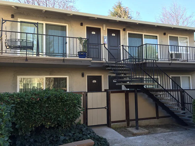 Redwood Apartments — Photo 23