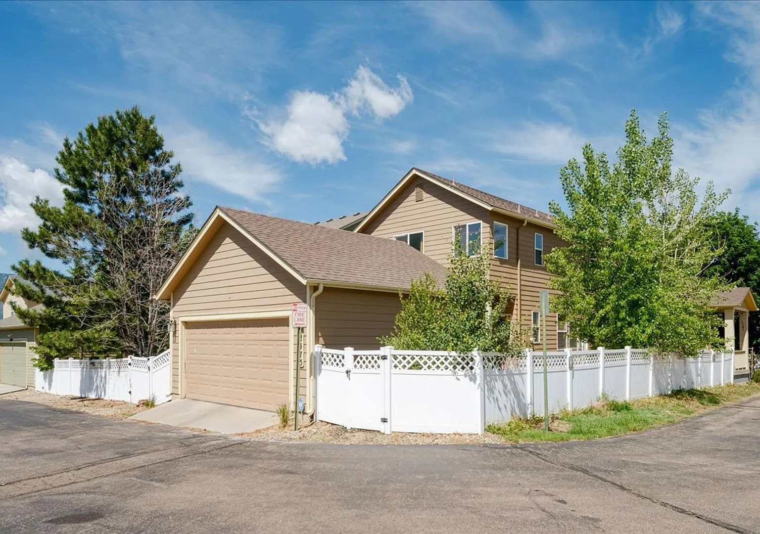 Spacious 4-Bedroom Home with Loft, Bonus Room, and Nearly 3,000 Sq. Ft. of Living Space! — Photo 2
