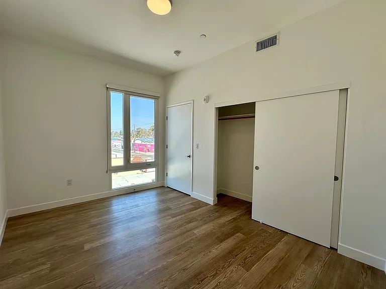 5300 W Adams Blvd #302 — Photo 8