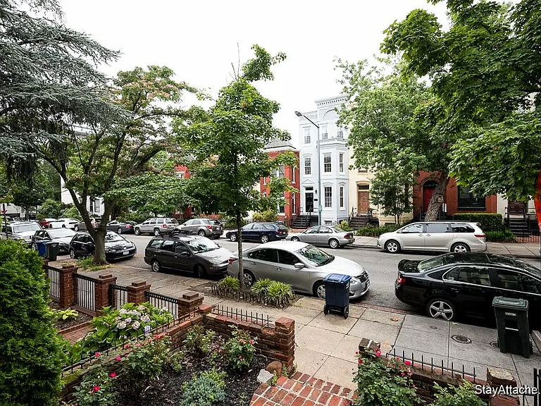 221 E St NE — Photo 32