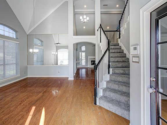 3rd image of 5802 Chatsworth Ct