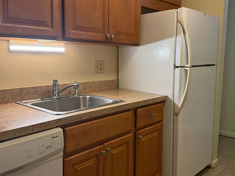 4002 Governors Sq #7 — Photo 5