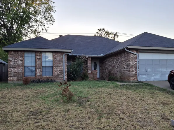 8016 Moss Rock Dr, Fort Worth, TX 76123
