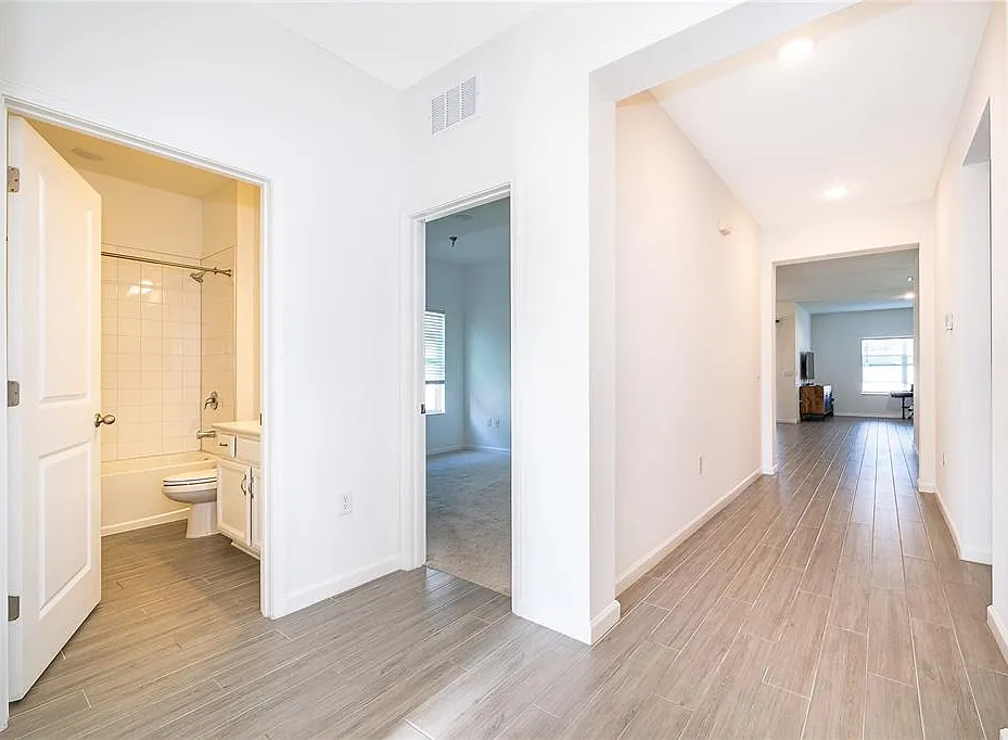 4 bed, 2.0 bath, 1959 sqft, $2,399 — Photo 4