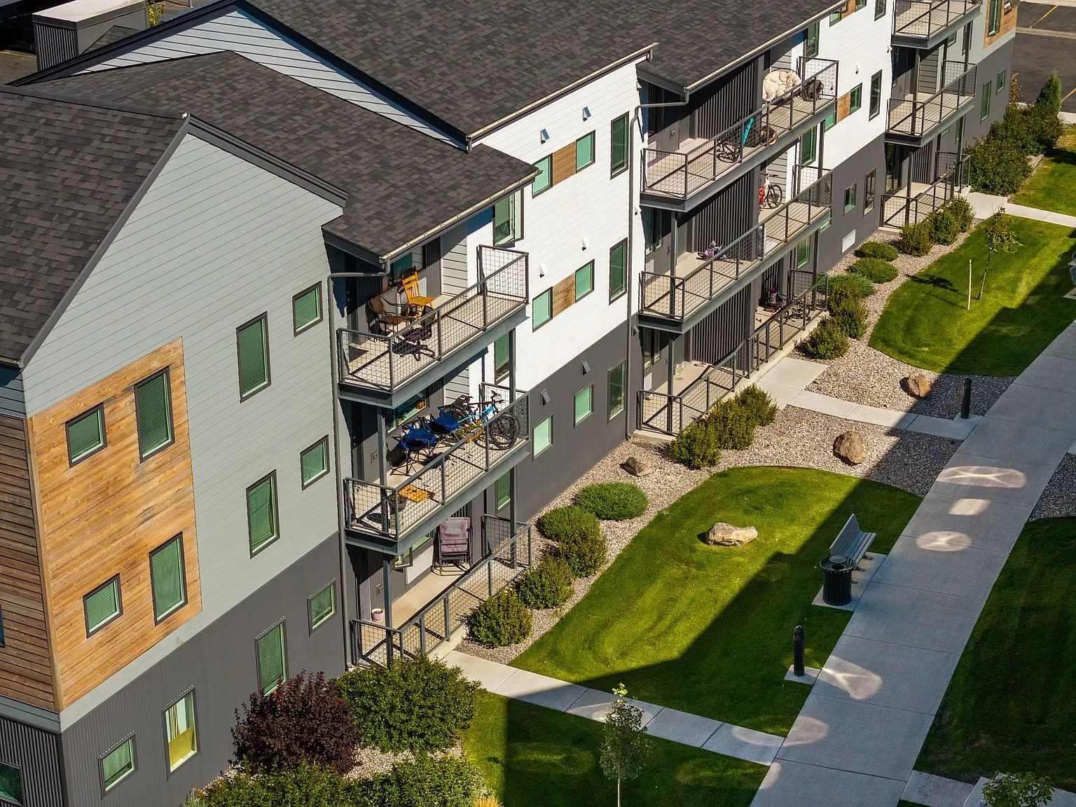 Creekside Apartments — Photo 1