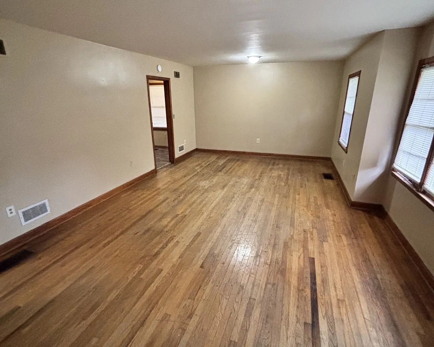 4 bed, 1.5 bath, 1548 sqft, $1,300 — Photo 3