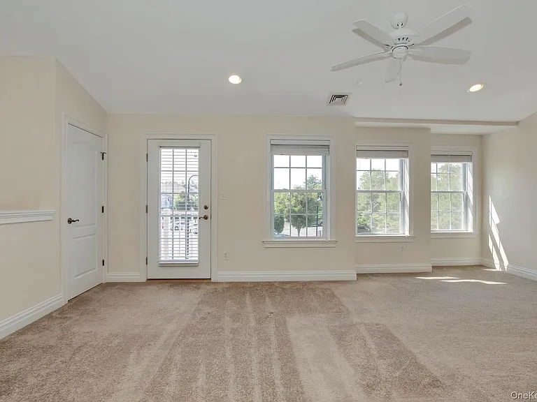 34 Della Dr — Photo 5