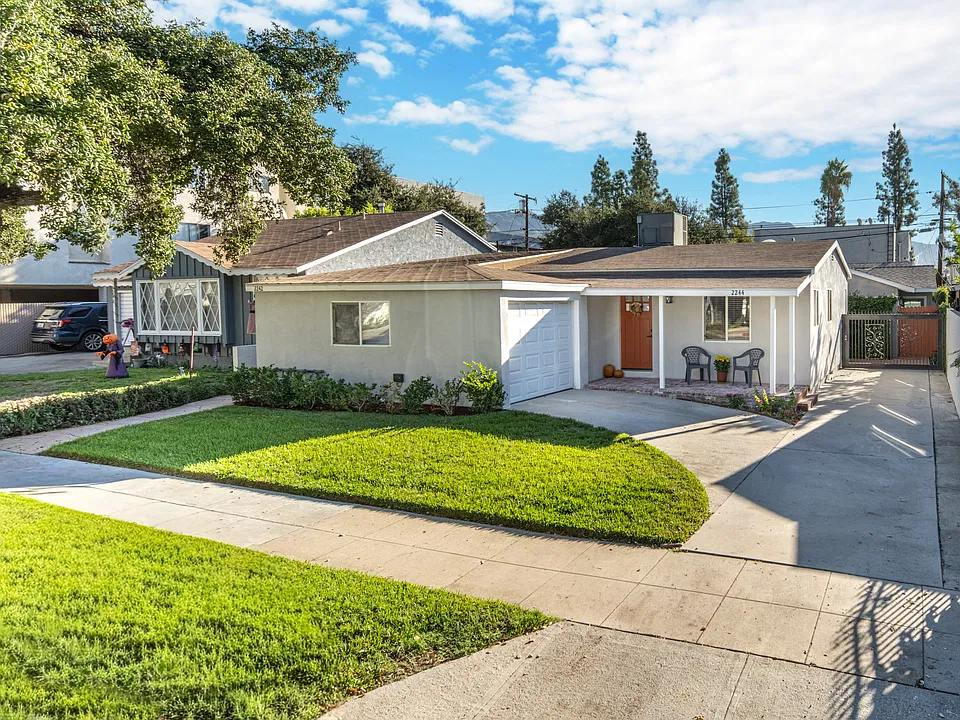 2244 N Fairview St