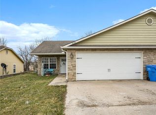 2120 E Sycamore Dr, Tonganoxie, KS 66086