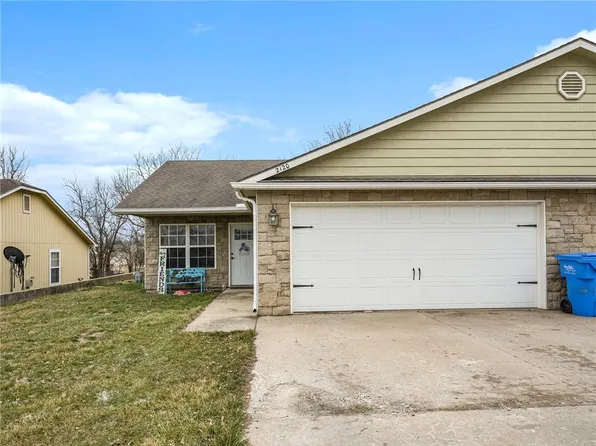 2120 E Sycamore Dr, Tonganoxie, KS 66086