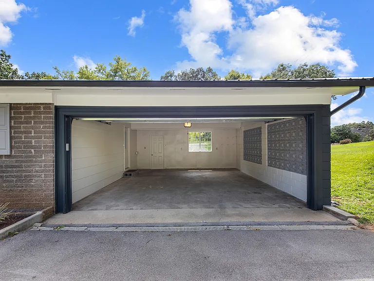 1505 Aldenwood Ln — Photo 4