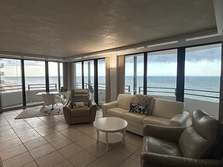 Living area with wrap around corner direct ocean front view