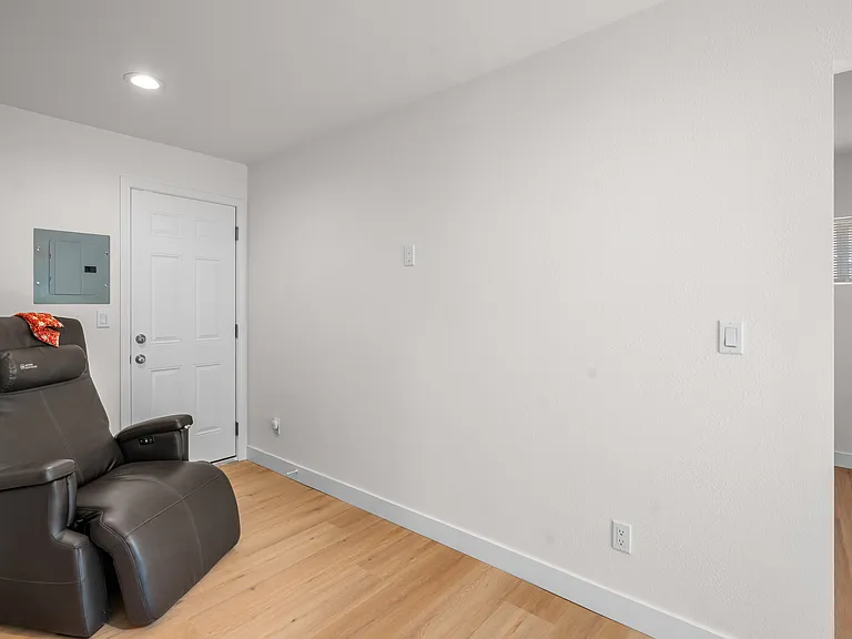 163 E 10th Ave #1 — Photo 10