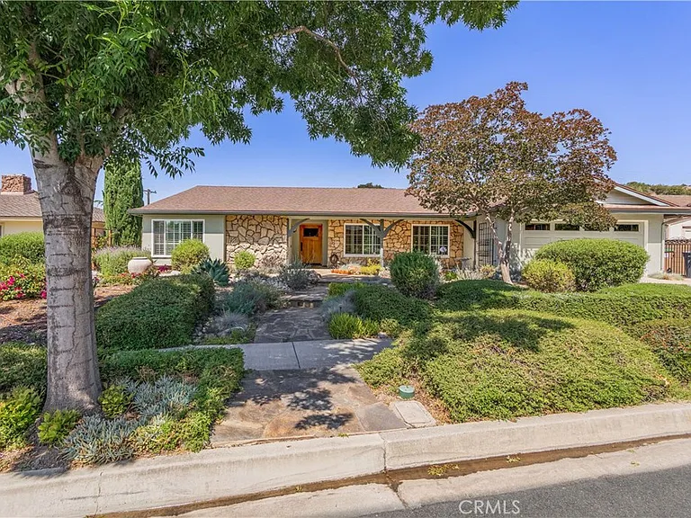 2711 Sweetbriar Dr — Photo 2