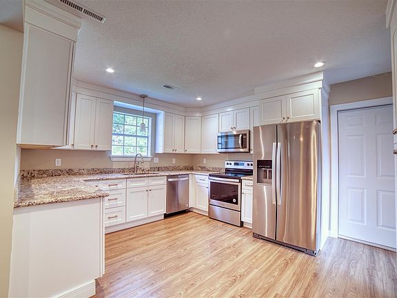3rd image of 405 Poinciana Dr