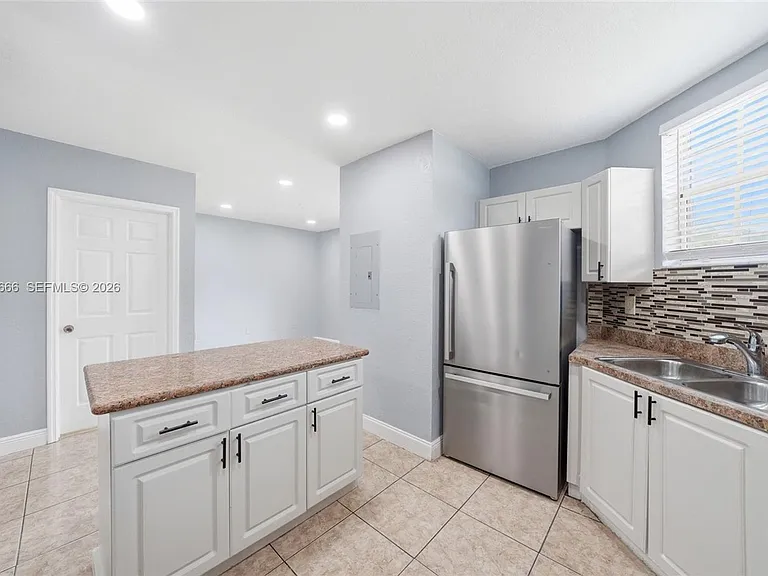 902 SW 8th Pl #902 — Photo 2