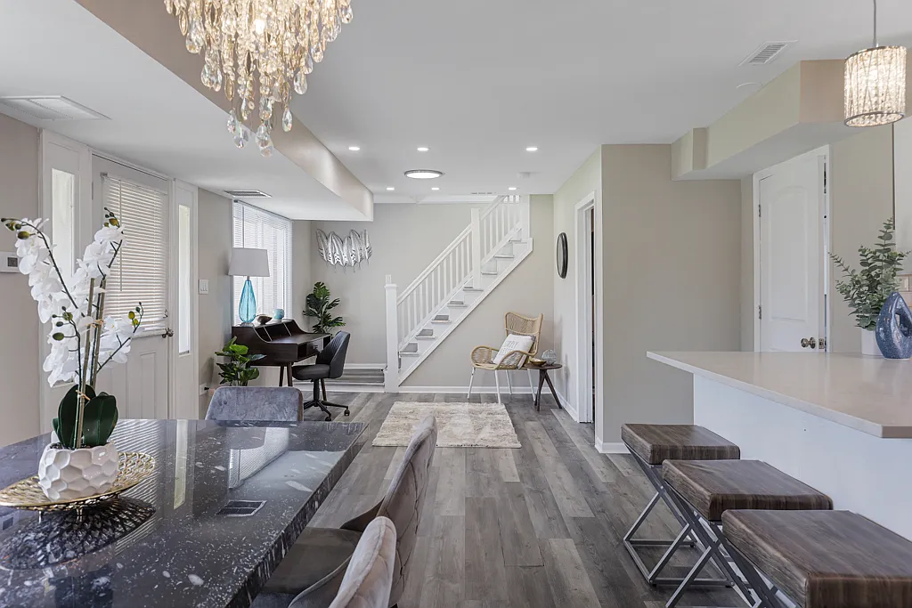 10308 W Lyndale Ave — Photo 1