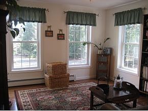 3rd image of 42 Woodland Hts
