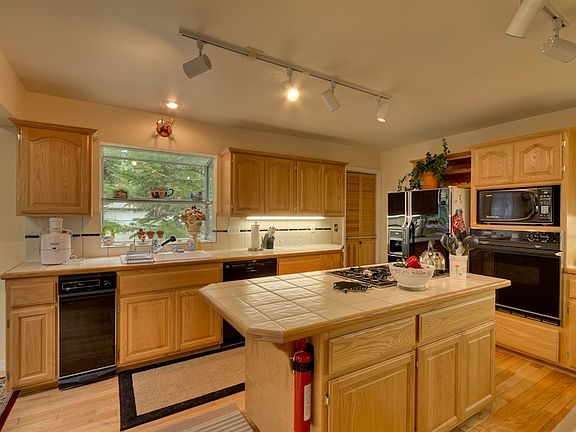 5th image of 1653 Skyline Dr