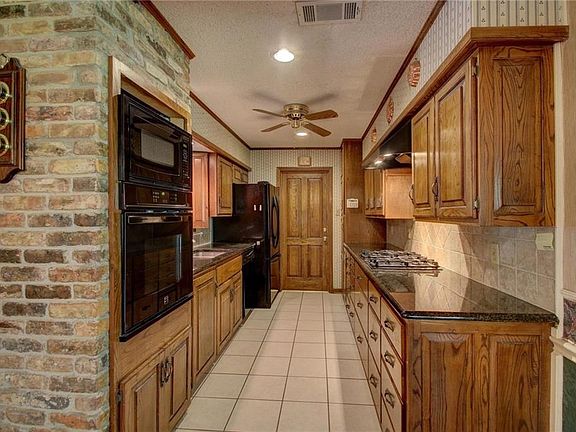 3rd image of 821 Yorkshire Dr