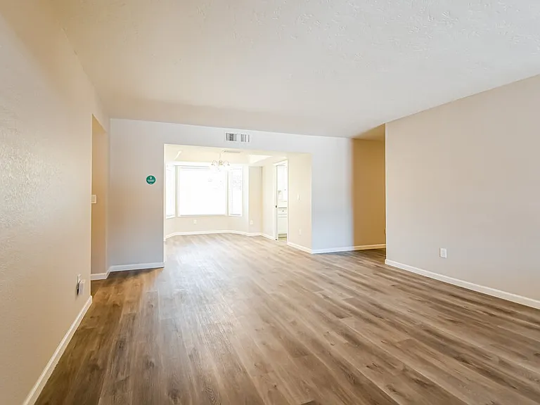 301 E Keogh Dr — Photo 5