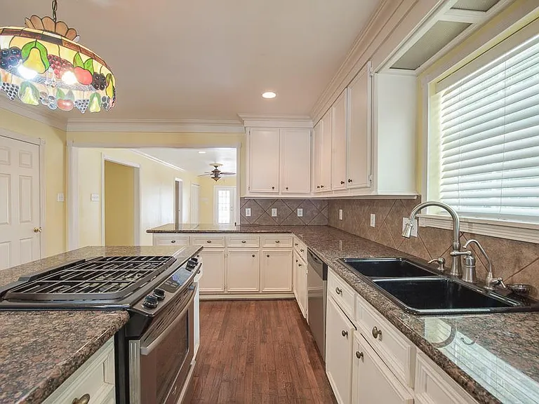 1535 W 25th St — Photo 29