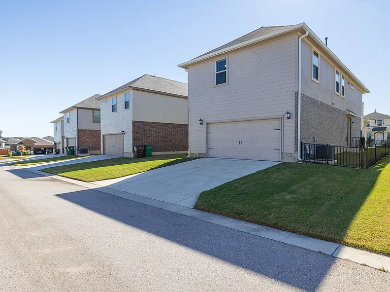 2904 Harvester Ln — Photo 4