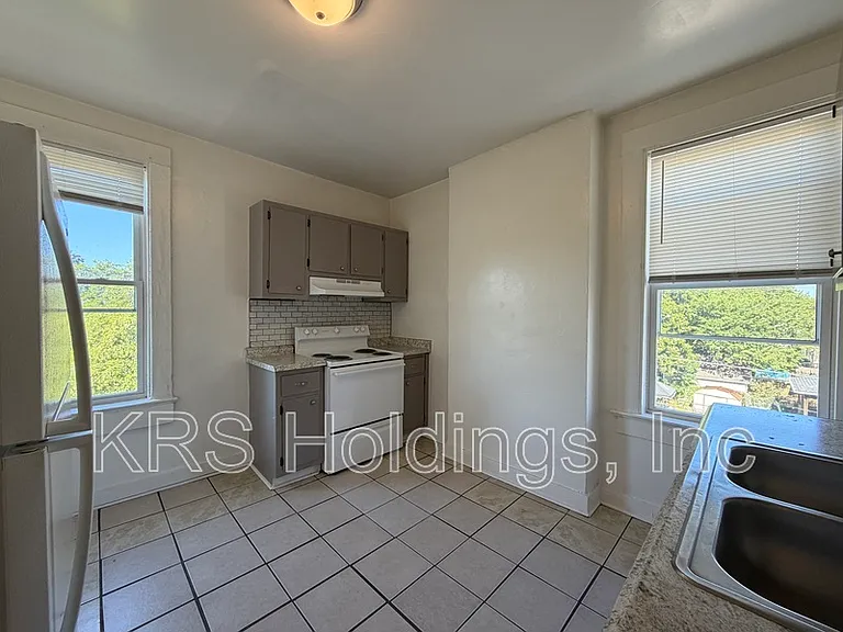325 W 31st St #6 — Photo 3