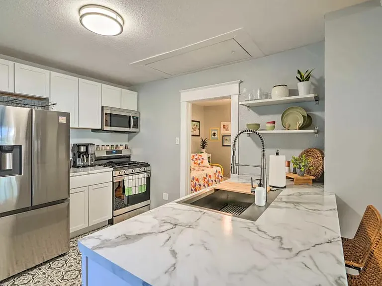 1017 Daniels St NE — Photo 3