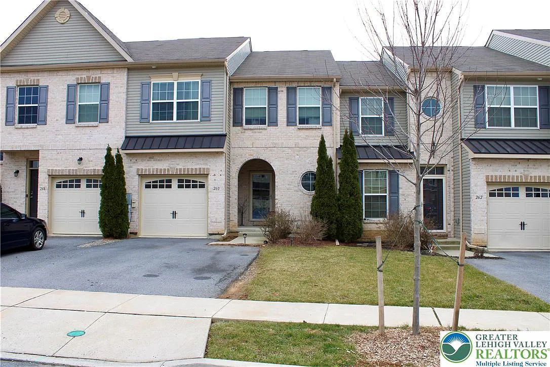 3 bed, 2.5 bath, 2479 sqft, $2,775 — Photo 1
