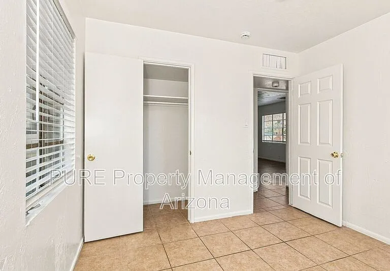 1251 E Rose Ln — Photo 15