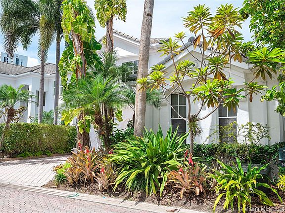 Street view with lush foliage 