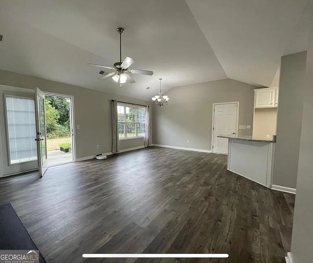 3 bed, 2.0 bath, 1352 sqft, $1,995 — Photo 4