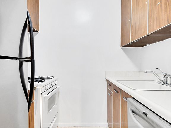 5th image of 1725 York Ave APT 32G