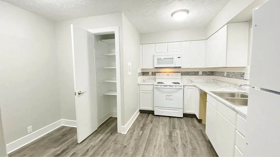 Building Photo - Fontainebleau Apartments