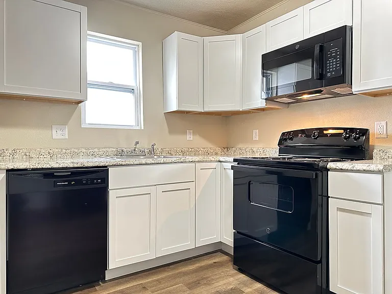 107 W Sycamore St — Photo 3