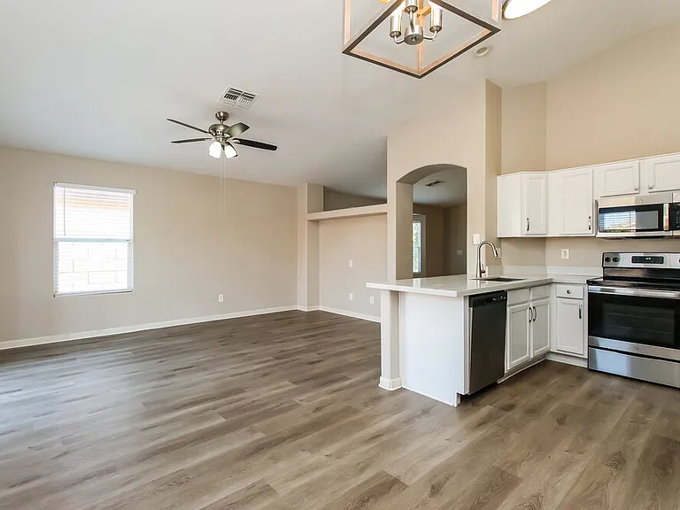 1652 N Serina — Photo 6