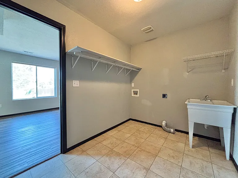 905 E Spence St — Photo 11
