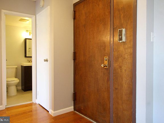 4th image of 250 S Reynolds St APT 606