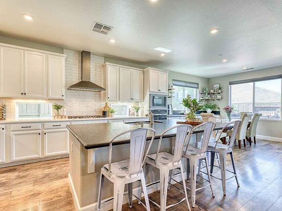 5th image of 802 Lazy Creek Dr