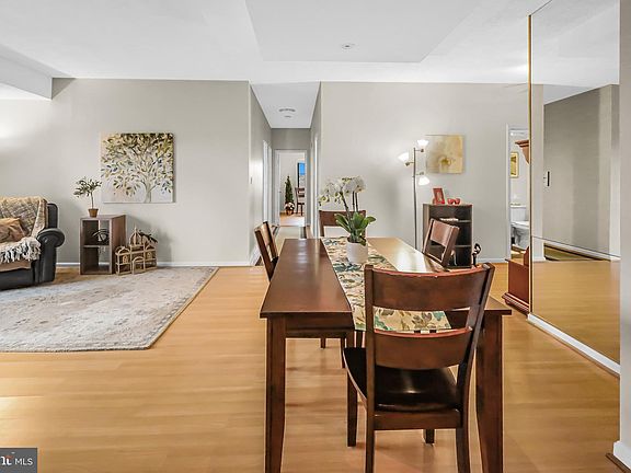 4th image of 3800 Powell Ln #Penthouse 1