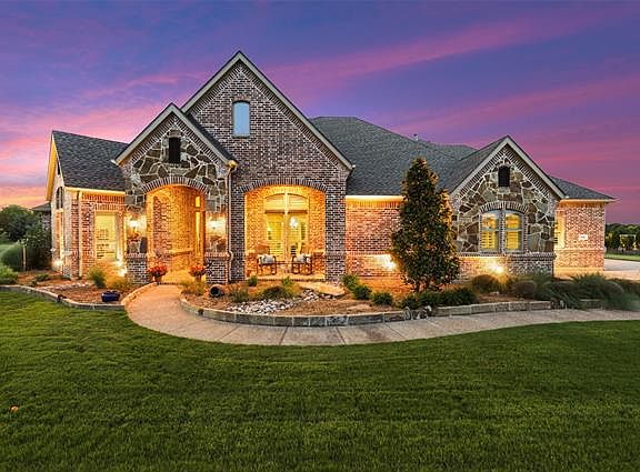 5th image of 808 N Bluffview Dr